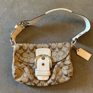 Coach shoulder bag. Color: tan and white